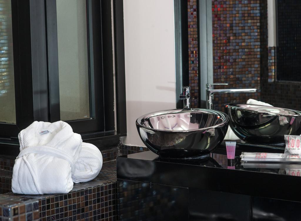 Hotel Loob Madrid (Adults Only) ตอร์เรคอน เด อาร์ดอซ ภายนอก รูปภาพ
